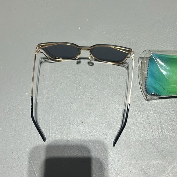 Women’s Sunglasses with Case and Cloth - Picture 7 of 8